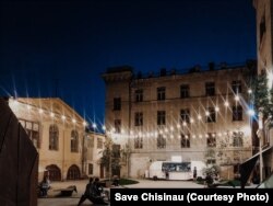 Curtea Cheșco din Chișinău într-o seară de vară. Aici se află noua clădirea ARTCOR, conacul Cheșco și Academia de Muzica Teatru Arte Plastice