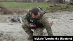 Український сапер оглядає частину не розірваної касетної бомби