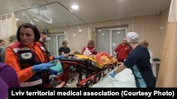 Прибуття поранених до лікарні у Львові, фото надане пресслужбою територіального медоб’єднання Львова, 10 квітня 2022 року