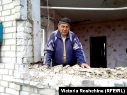 Віктор Вікторович втратив своє житло внаслідок обстрілу, але продовжує там залишатися. Живе в кухні, яка частково вціліла. Оріхів, Запорізька область. Квітень 2022 року