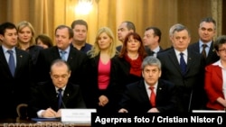Ministrul Elena Udrea, ministru al Turismului, asistă alături de colegii miniștri la semnarea protocolului de colaborare dintre PDL, partidul premierului Boc, UNPR - reprezentat de președintele executiv și ministru de Interne și PSD, condus de Mircea Geoană (nu apare în foto).