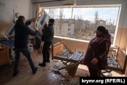 Consecințele bombardării celui de-al cincilea spital din orașul Nikolaev de către trupele rusești; angajații curăță una dintre secțiile spitalului. 5 aprilie 2022