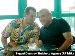 Илија Павлов од некогашната „Мултигруп“ и Николај Валканов (десно) фотографирани на отворањето на комплексот „Рајска плажа“ кај Влас на бугарското приморје на 29.7.2002 година