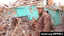 Боєць «Ялта» у дворі будинку, де, каже, російські військові облаштували свій командний пункт