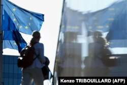 Një grua afër selisë së Bashkimit Evropian në Bruksel.