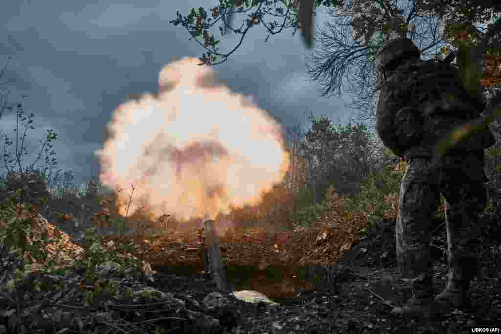 Робота українських мінометників на позиціях у Бахмуті. 21 жовтня 2022 року. Військові ЗСУ кажуть, що російські сили досягли тут невеликих успіхів, головним чином завдяки підтримуваному Кремлем ПВК &laquo;Вагнера&raquo;.&nbsp;Євген Пригожин, російський бізнесмен і близький соратник президента Росії Путіна, відомий також як &laquo;кухар Путіна&raquo;, публічно визнав, що фінансує ПВК &laquo;Вагнера&raquo; і вербує туди ув'язнених