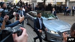 Noul lider al Partidului Conservator și viitor prim-ministru, Rishi Sunak, este întâmpinat de colegi la sosirea sa la sediul central al partidului din centrul Londrei, 24 octombrie 2022.