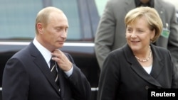 Президент Росії Володимир Путін і канцлерка Німеччини Ангела Меркель. 2006 рік. За час керування Меркель залежність Німеччини від російського газу сягнула 55% 
