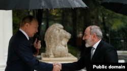 Ռուսաստանի նախագահ Վլադիմիր Պուտինը Սոչիում ողջունում է Հայաստանի վարչապետ Նիկոլ Փաշինյանին, 31-ը հոկտեմբերի, 2022թ.
