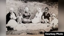 Жалил Садыковдун үй-бүлөлүк сүрөттөрүнөн.