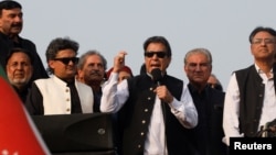 عمران خان د تحريک انصاف د ځينو نور مشرانو غړيو سره - انځور له ارشيفه