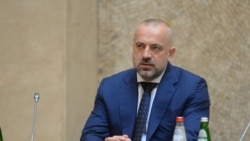 Serbia dyshon se Radoiçiqi siguroi armë në Bosnjë  