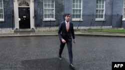 Rishi Sunak părăsește Downing Street după ce a fost numit ministru de Finanțe, pe 13 februarie 2020. Pe 24 octombrie 2011, el a devenit noul lider al Partidului Conservator, iar marți va deveni următorul prim-ministru al Marii Britanii.