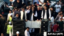 عمران خان په اکتوبر کې د حکومت پرضد لاریون پیل کړی وو او په بیا بیا وايي چې موخه یې تر وخت مخکې انتخابات کول دي - د اکتوبر ۲۸مې انځور.