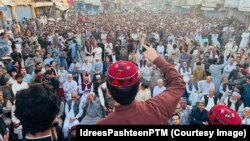 د پښتون ژغورنې غورځنګ مشر منظور پشتین د ناامنۍ ضد یوې جلسې ته د وینا پر مهال - پخوانی انځور.