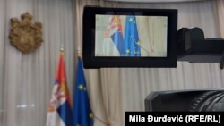 Srbija je retka evropska država koja nije uvela sankcije Rusiji, uprkos zvaničnim pozivima sa zapada i činjenici da je kandidat za članstvo u EU. (Foto: zastave Srbije i Evropske unije)