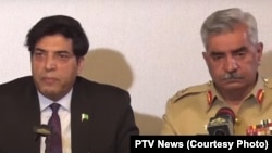 د پوځ ویاند جنرال بابر افتخار (ښي لوري ته) د ای اېس ای له مشر جنرال ندیم انجم سره د اکتوبر پر ۲۷مه د خبري غونډې پر مهال. 