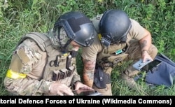 Бойцы 103-й бригады Сил территориальной обороны Украины тренируются с квадрокоптером DJI Mavic 3