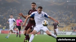 Нападник «Динамо» Артем Бєсєдін (у білій формі) забив важливий гол у півфінальному протистоянні