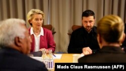 Președinta Comisiei Europene, Ursula Von der Leyen, și președintele Ucrainei, Volodimir Zelenski, în timpul unei sesiuni de lucru de la cel de-al 7-lea summit al Comunității Politice Europene (EPC) la Bella Center din Copenhaga, Danemarca, pe 2 octombrie 2025.