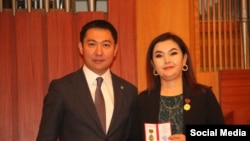 Маданият, маалымат, спорт жана жаштар саясаты министри Азамат Жаманкулов жана кыякчы Аида Баякова.