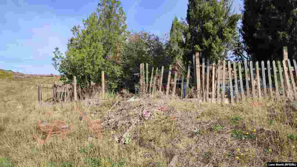 С тыльной стороны кладбище огорожено штакетником, в котором зияют дыры&nbsp;