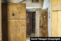 სავარაუდოდ მიწისქვეშა საპყრობილის კარი, რომელიც თაბაგარმა აღმოაჩინა.