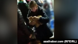 Döwlet dükanynda çörek satylan wagtynda alnan wideodan pursat. Aşgabat, noýabr, 2021.