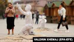 Dy skulptura, të punuara nga artisti Eroll Murati, janë vendosur në qendër të Prishtinës. Ky instalacion titllohet "Find Me" (Më gjeni) dhe u dedikohet personave të pagjetur. 