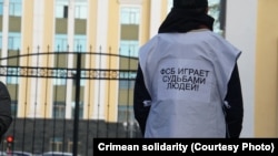 Пікет кримських татар під час процесу над фігурантами бахчисарайської «справи Хізб ут-Тахрір» у Південному окружному військовому суді. Росія, Ростов-на-Дону, жовтень 2021 року