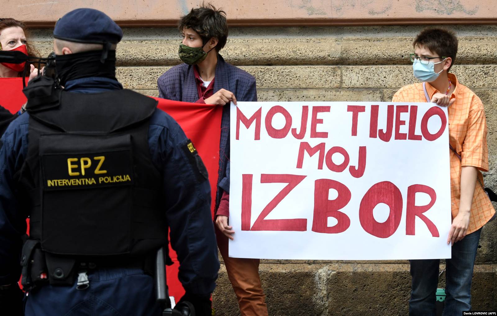 Policajac stražari ispred aktivistkinja za prava žena tokom "Marša za život", petog hrvatskog marša protiv pobačaja u organizaciji konzervativnih udruženja, u Zagrebu 29. maja 2021.