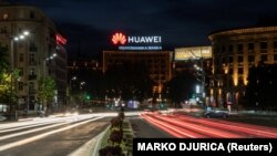 Лого на Хуавеи на зграда во центарот на Белград