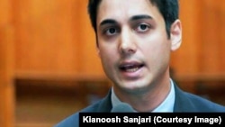 کیانوش سنجری، روزنامه‌نگار سابق، در سال ۱۳۹۵ برای رسیدگی به مادر سالخورده‌اش به ایران برگشته بود