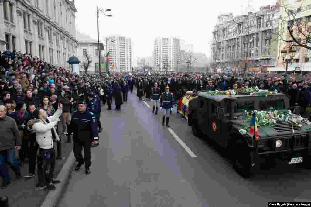 Zona Palatului de Justiție. Magistrați și angajați ai Palatului de Justiție au ieșit pe trepte să-i aducă un ultim omagiu ultimului monarh al României, Majestatea Sa Regele Mihai I al României.&nbsp;