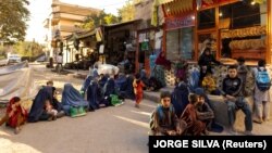 شماری از شهروندان کابل در مقابل یک نانوایی این شهر