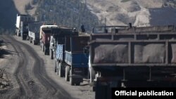 Грузовики на месторождении Кара-Кече. Нарынская область.