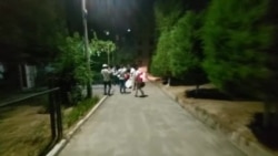 Сотрудники БПИ выносят всю бытовую технику из дома Хидирназара Аллакулова