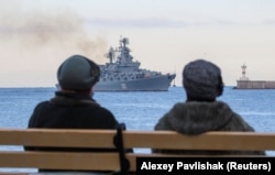 O navă a Marinei Ruse, Moskva (Moscova), în apropierea portului din Sevastopol, după ce a s-a aflat într-o misiune de urmărire a navelor de război NATO din Marea Neagră. Fotografie realizată în Crimeea, pe 16 noiembrie 2021.