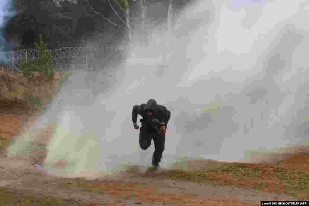 Poljske snage su protiv migranata koristile vodene topove i dimne granate.