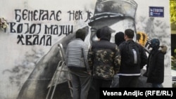 Grupa muškaraca, briše farbu sa murala Ratka Mladića postavljenog u Njegoševoj ulici u centru Beograda. 15. novembar 2021.