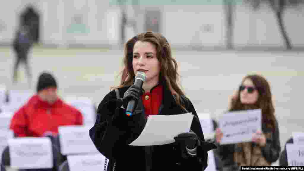 Українська співачка Христина Соловій&nbsp;&nbsp;зачитала листа до арештованого в Криму фрілансера Крим.Реалії (проєкт Радіо Свобода) Владислава Єсипенка.&nbsp; &laquo;Дорогий Владиславе, ми з вами не знайомі, і я почуваюся дивно, коли пишу цей лист. Але в Україні неможливо забути про те, що на сході країни триває війна, а в анексованому Криму продовжуються репресії. Тому я пишу вам листа, щоб звернути увагу інших людей до теми політв'язнів, незаконно затриманих російським режимом&raquo;, &ndash; зачитала Соловій 