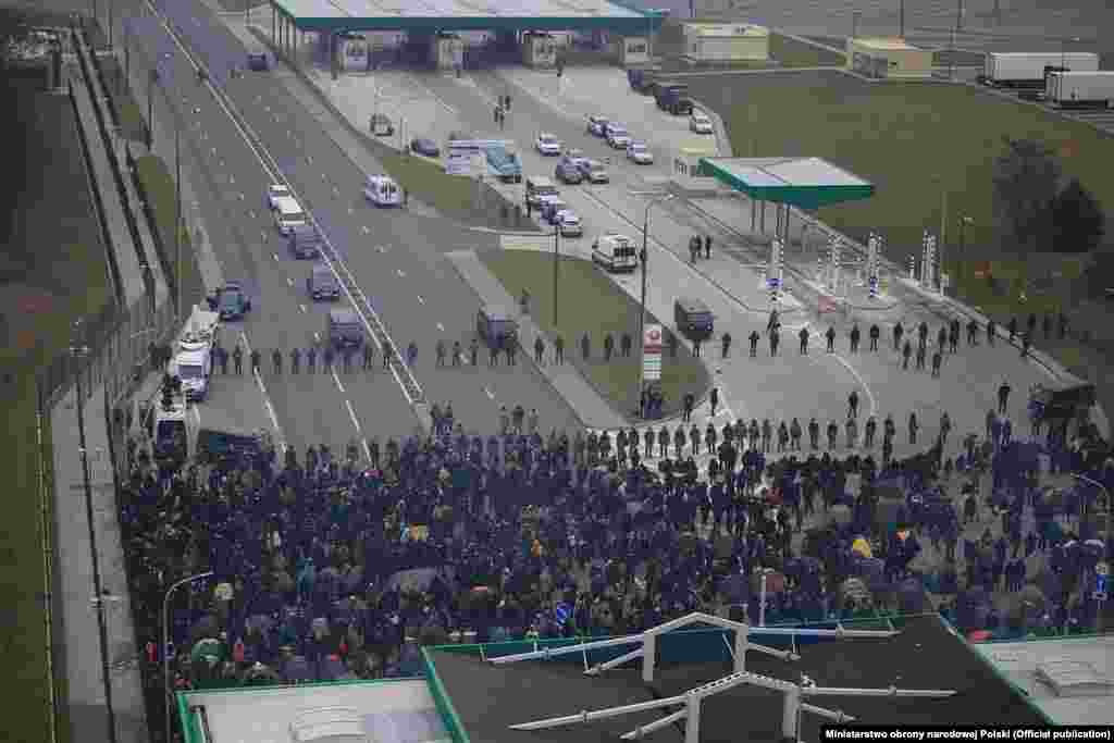 "Migranti su kamenjem napali naše vojnike i pokušavale srušiti ogradu i doći do Poljske. Naše službe upotrijebile su suzavac kako bi zasutavile napad", navelo je Ministarstvo odbrane Poljske na Twitteru.