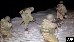 سربازان آذری در حال ماین پاکی در منطقه کلبجر در نگورنو قره‌باغ