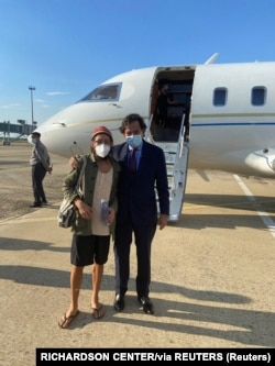 Guvernatorul statului New Mexico Billl Richardson alături de jurnalistul Danny Fenster (stânga) după eliberarea sa din închisoarea din Myanmar - noiembrie 2021