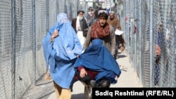 بسیاری از افغانهای که پاسپورت نیز دارند شکایت کرده اند که پولیس سرحدی پاکستان از آنان رشوه میگیرد