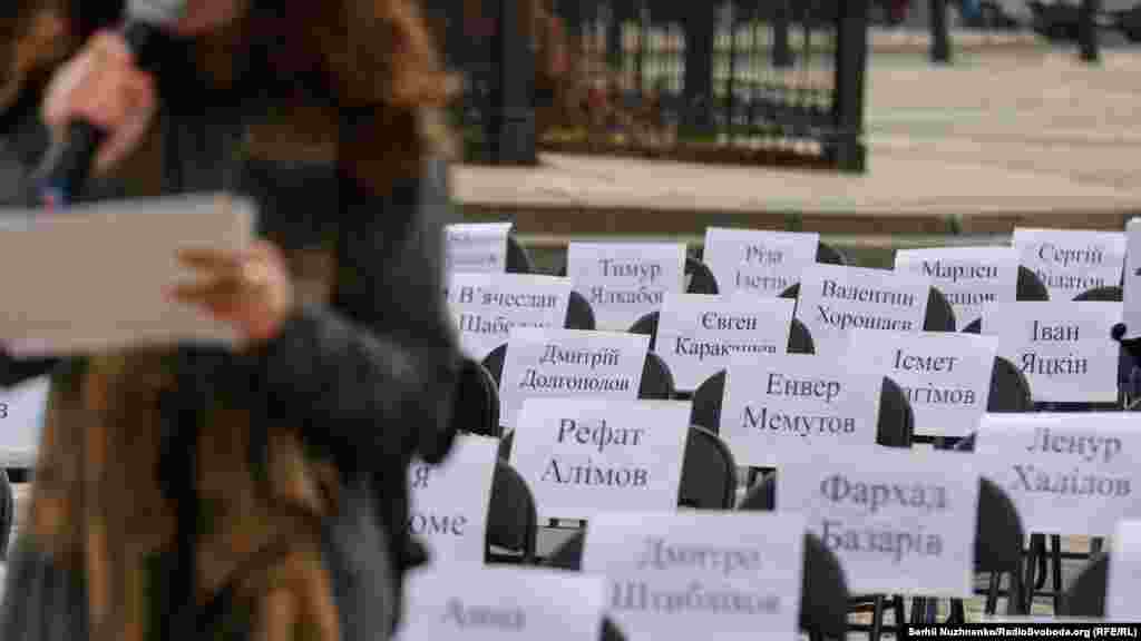 Участь у заході взяли близько 50 людей. Організатори розмістили на площі понад 100 стільців з іменами політв'язнів