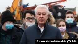 Москванын мэри Сергей Собянин жаңы турак-жай комлексин ишке берүү аземинде курулушта иштеген мигранттар кыскартыларын билдирди.