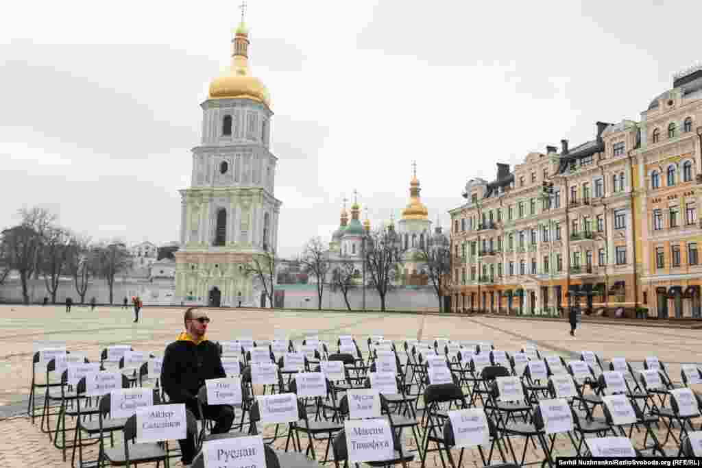 За інформацією Центру громадянських свобод, станом на сьогоднішній день щонайменше 300 українців перебувають у полоні в ОРДЛО. У в'язницях Росії та Криму утримують близько 127 громадян України з політичних мотивів, із них &ndash; 89 кримських татар