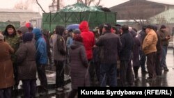 Арзан көмүр саткан кампадагы кардарлар. Бишкек. 17-ноябрь, 2021-жыл.