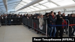 Мигранты стоят в очереди в многофункциональном миграционном центре «Сахарово», 2022 год.